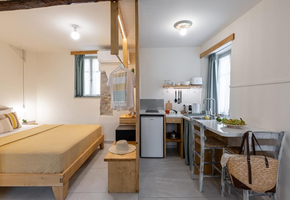 Bed, Kitchen or kitchenette, Dining area, stove, toaster