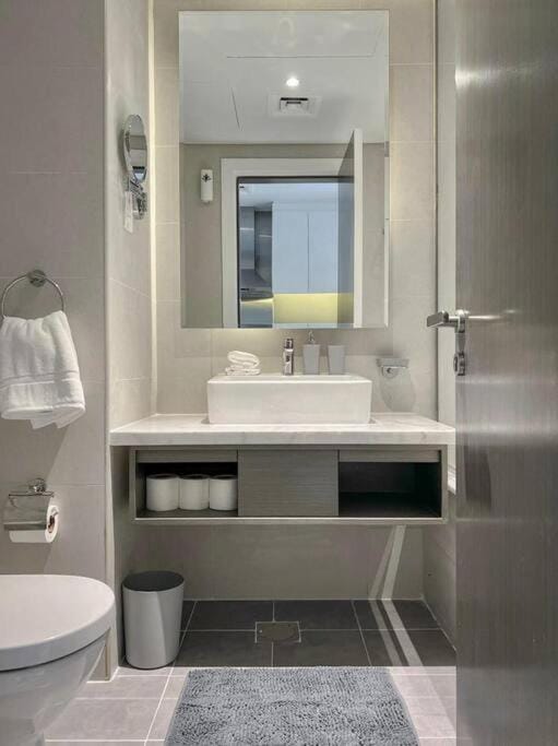 Shower, Toilet, Bathroom, towels