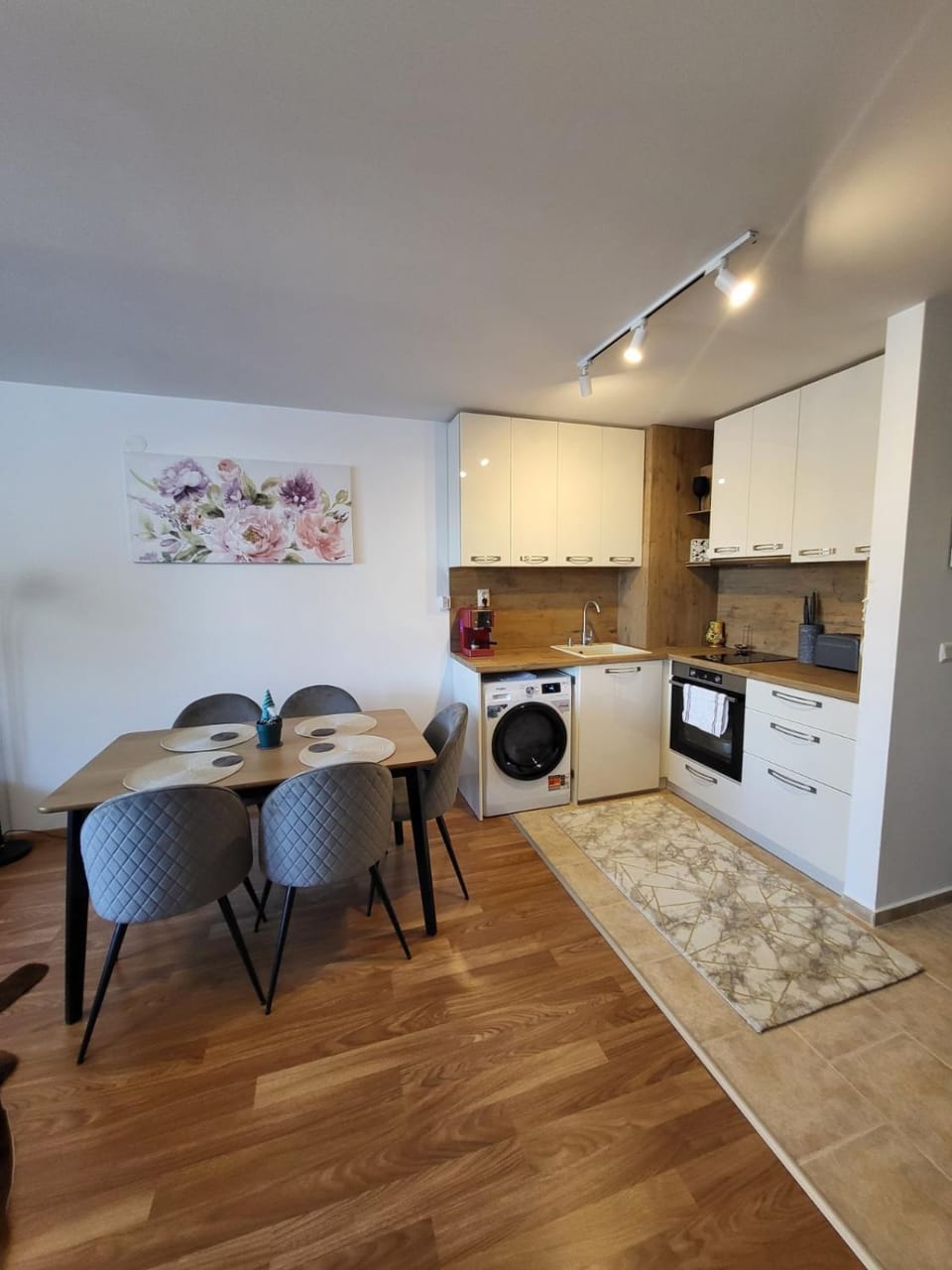 Kitchen or kitchenette, Seating area, Dining area