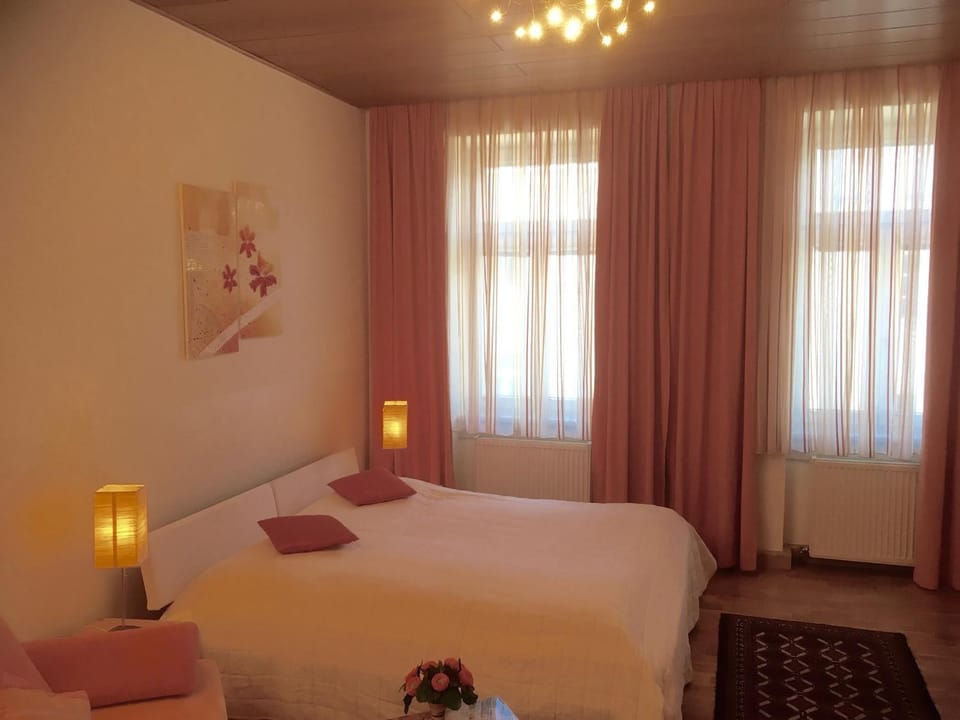 Photo of the whole room, Decorative detail
