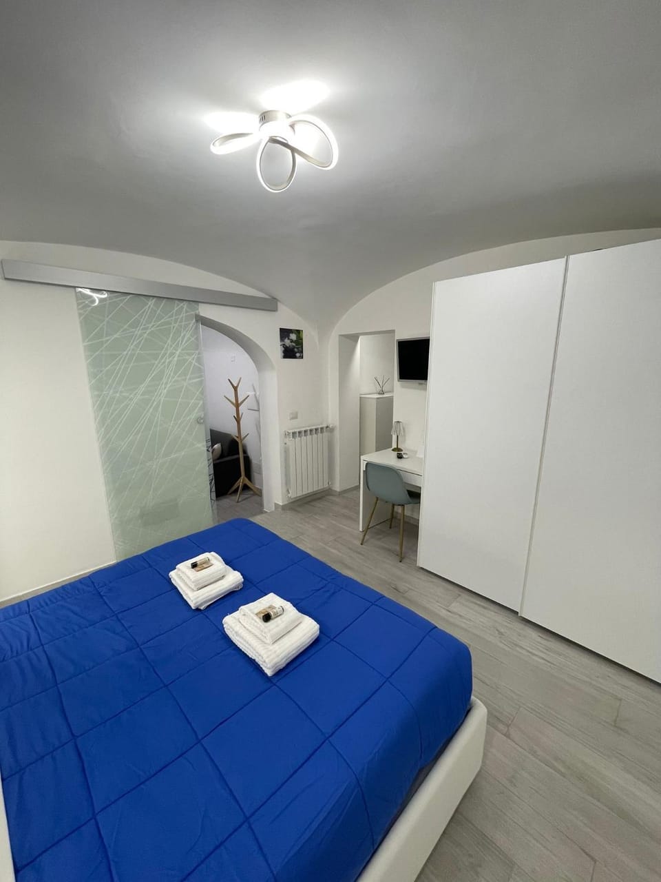 Bed, TV and multimedia, Bedroom, wardrobe