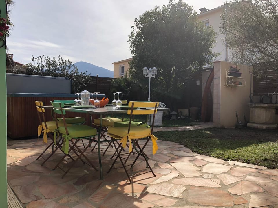 Patio, Natural landscape, Garden, Hot Tub, Hot Tub, Dining area, Garden view, Mountain view