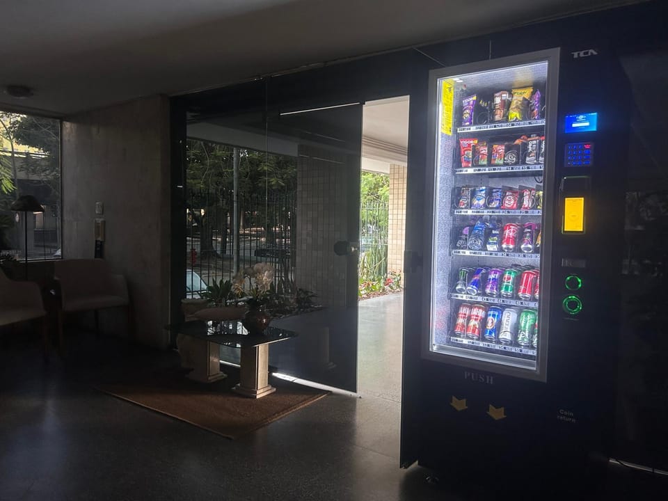 Apartamento até 8 hóspedes - uma quadra do Metrô, Ar condicionado, Wi-fi 50mps e Portaria 24h Apartment in Santa Teresa