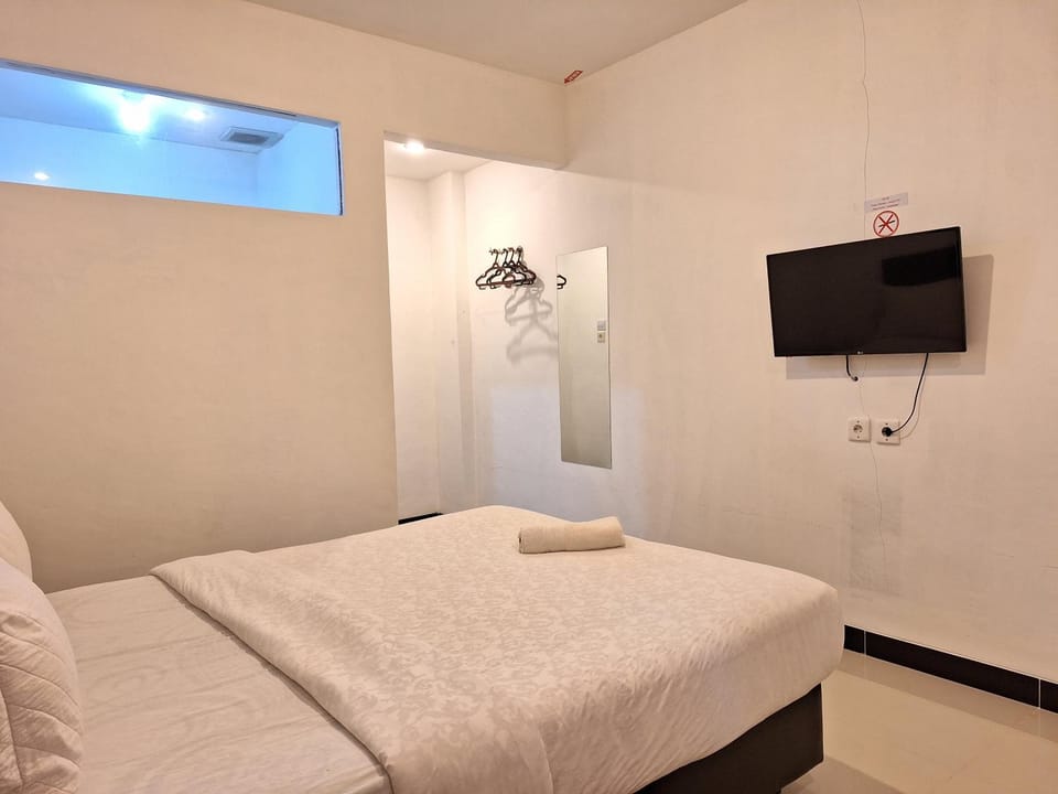 Bed, TV and multimedia, Bedroom, towels