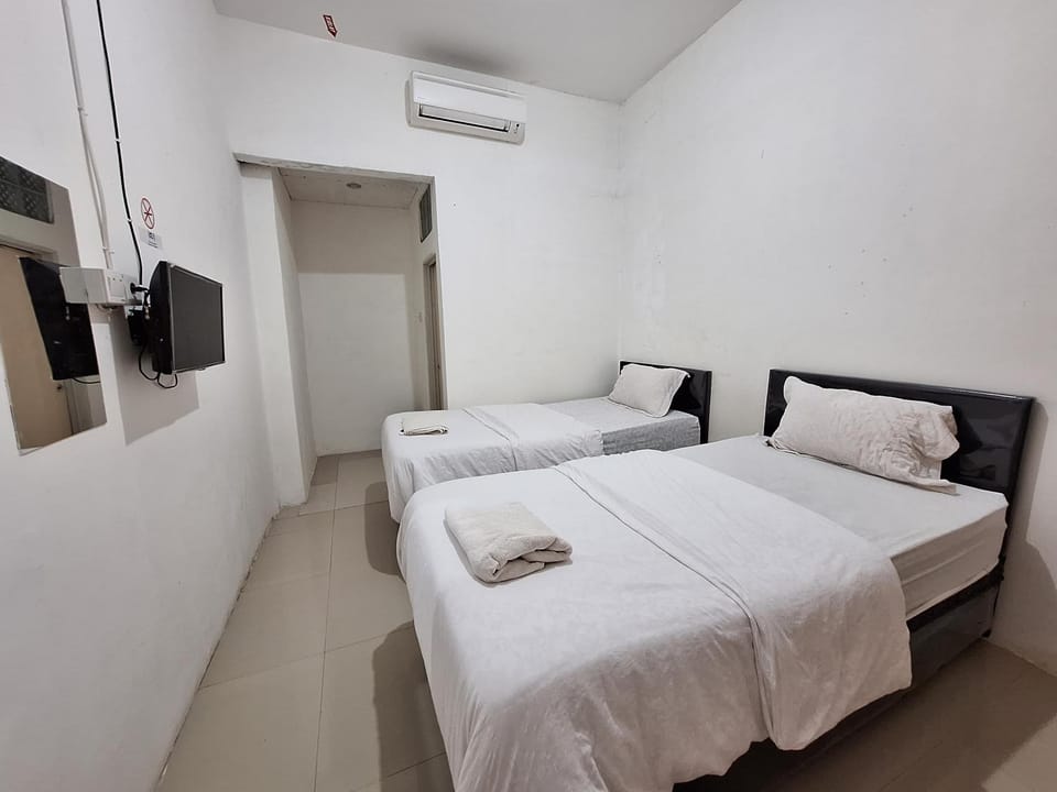 Bed, TV and multimedia, Bedroom, towels, air conditioner