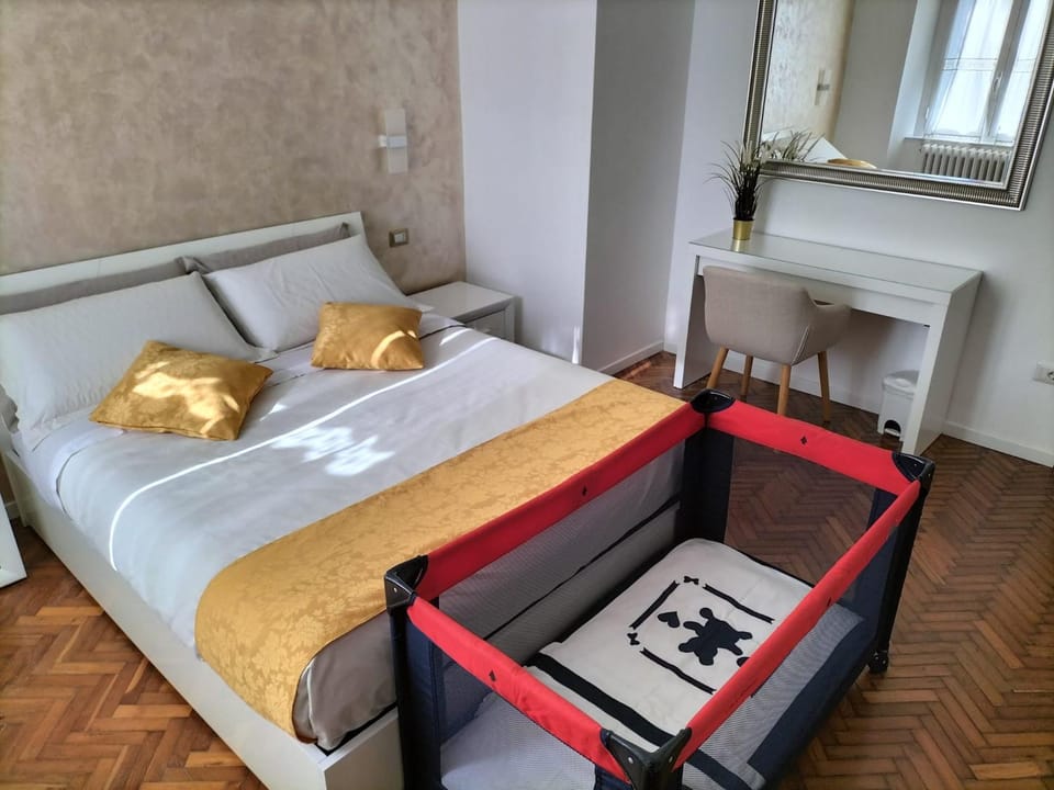 Bedroom, cot, towels, wedding