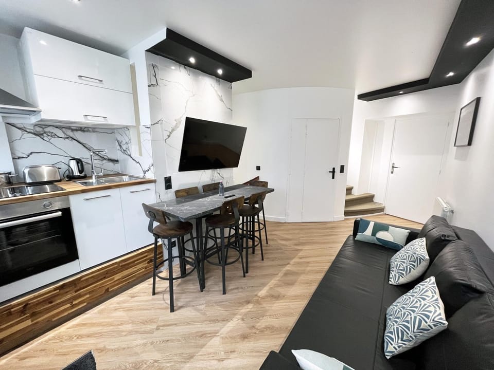 Urban Flat 172 - Pretty Flat Gaite Montparnasse Cinema Apartment in Paris