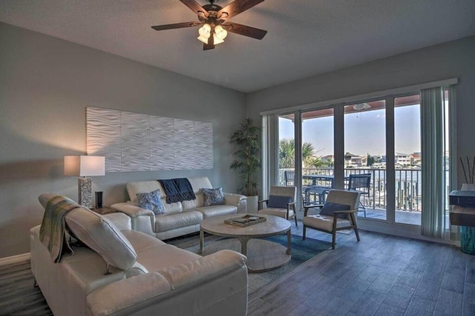 Walk to Beach 8 min Pool Hot Tub Bay View House in Clearwater Beach