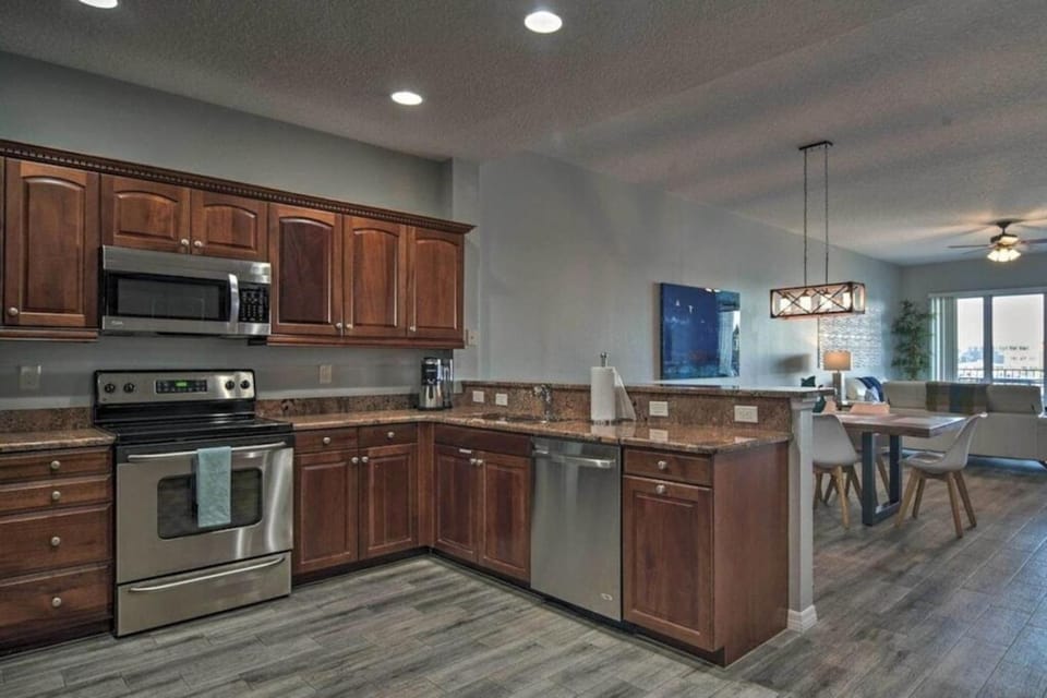 Walk to Beach 8 min Pool Hot Tub Bay View House in Clearwater Beach