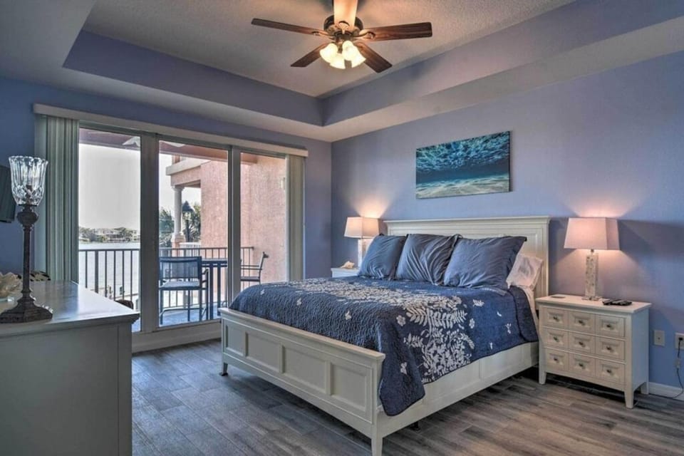 Walk to Beach 8 min Pool Hot Tub Bay View House in Clearwater Beach
