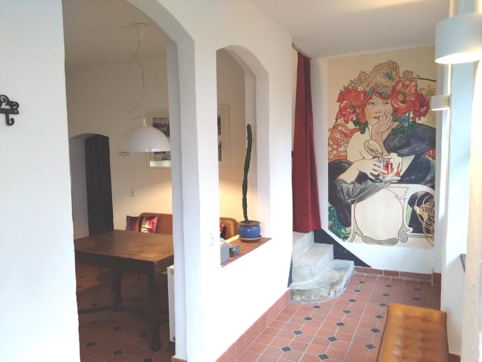 Photo of the whole room, Seating area
