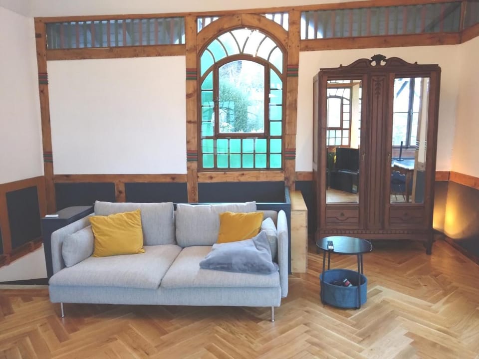 Photo of the whole room, Seating area