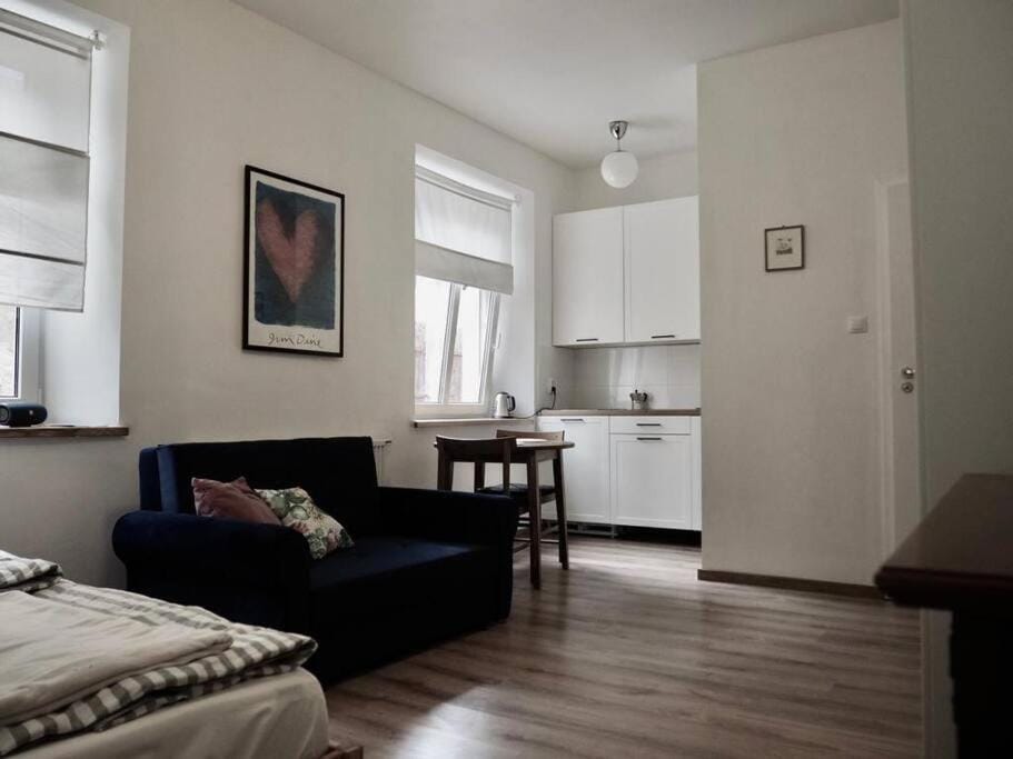 Kitchen or kitchenette, Seating area, Dining area, stove