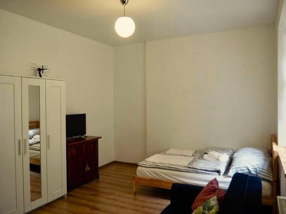 Bed, TV and multimedia, Bedroom, wardrobe
