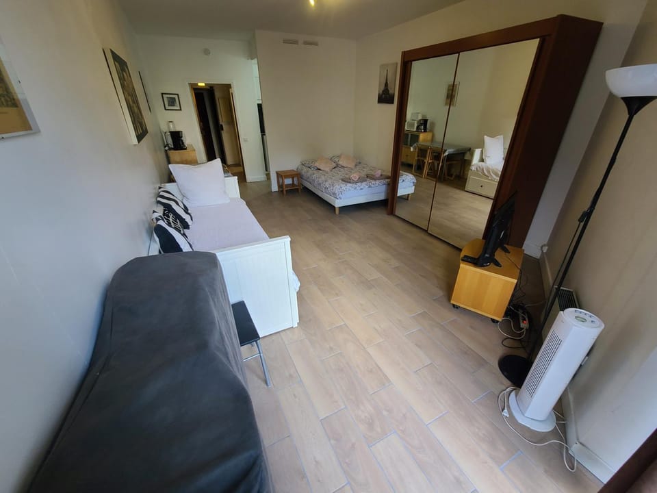 Bed, Living room
