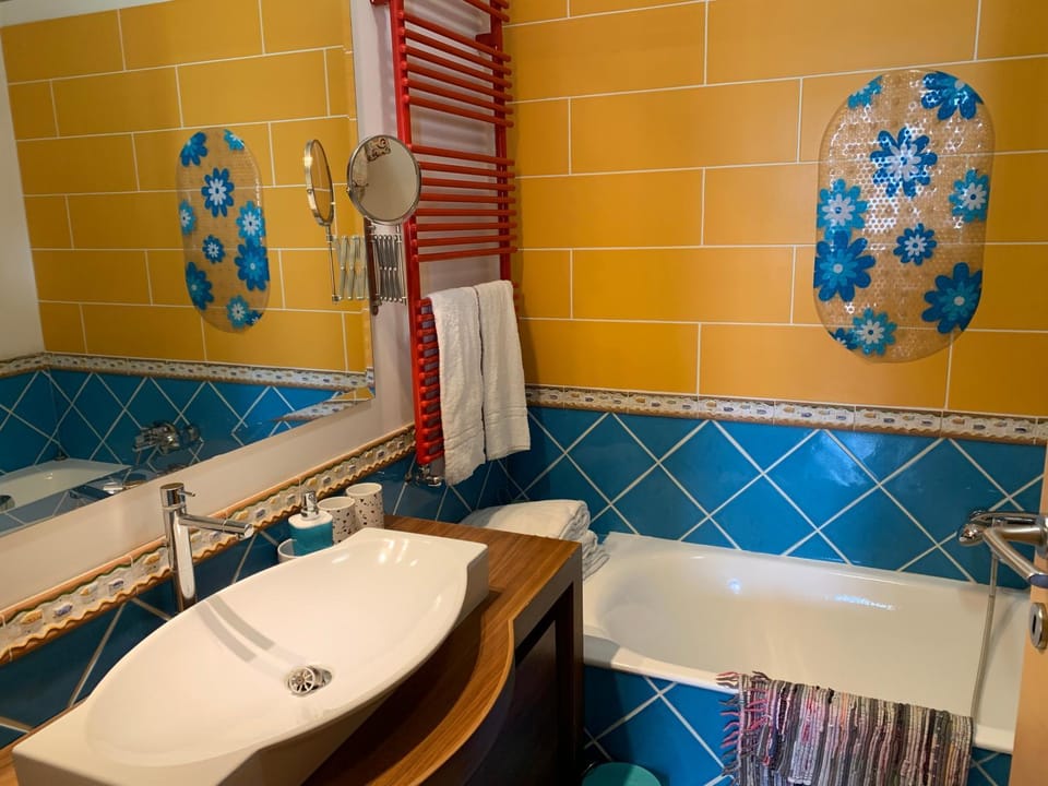 Bathroom, towels