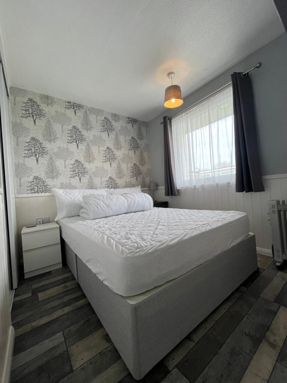 170, Two bed Chalet on Sunbeach Holiday Park - Sleeps 5, pet friendly, bed linen and towels included plus Wi-Fi included - only 300m from the beach! Chalet in England
