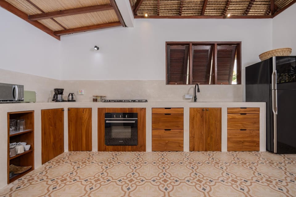 Coffee/tea facilities, Kitchen or kitchenette, oven, stove, toaster