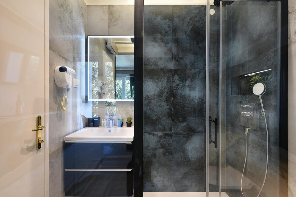 Shower, Bathroom, towels