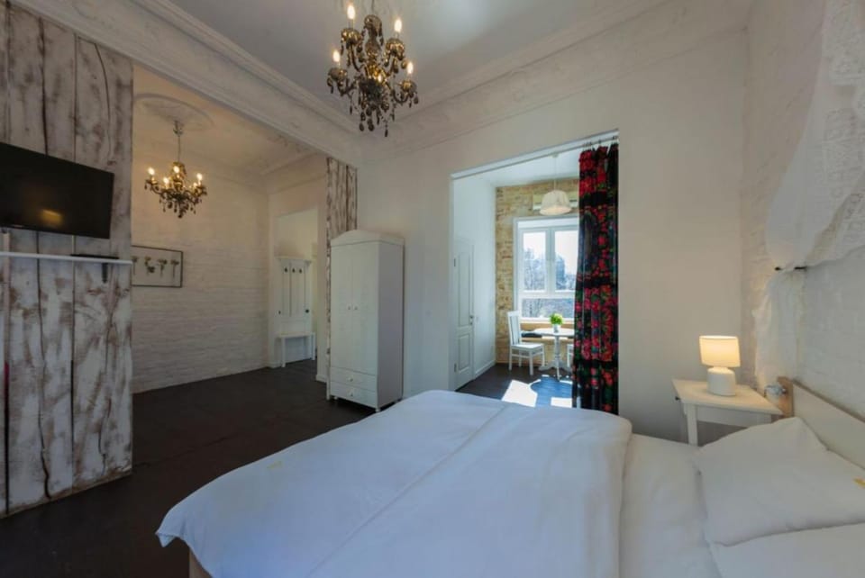 Bed, TV and multimedia, Photo of the whole room, Bedroom, wardrobe