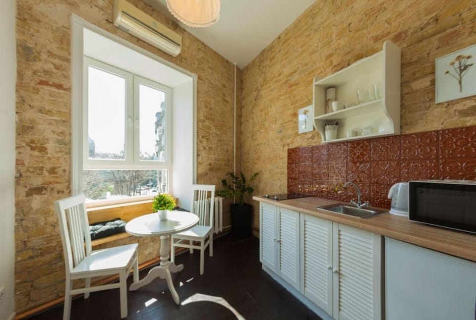 Kitchen or kitchenette, Dining area, minibar, stove