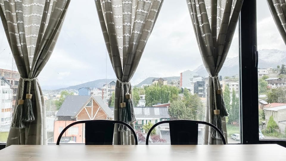 Day, Natural landscape, View (from property/room), Decorative detail, Dining area, City view, Mountain view