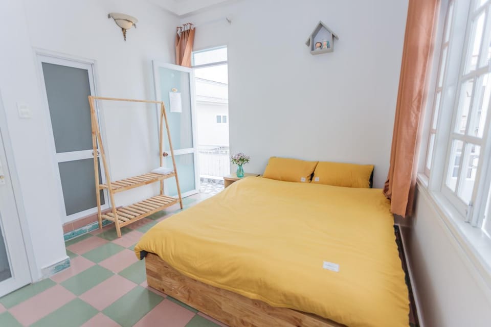 Shower, Toilet, Patio, Staff, Bed, People