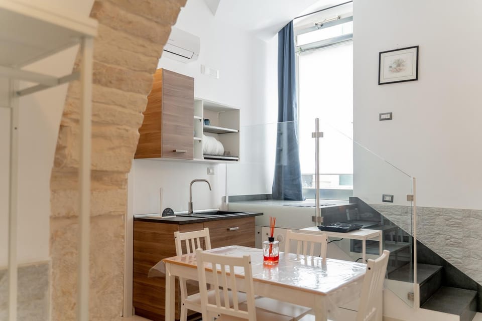 Kitchen or kitchenette, Living room, Seating area, Dining area, stove