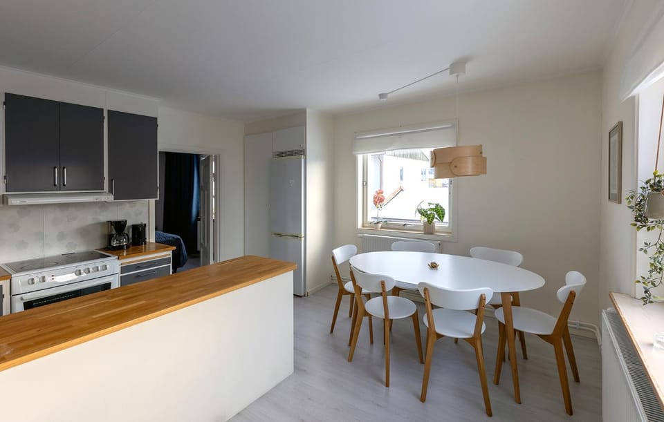 Dining area, kitchen
