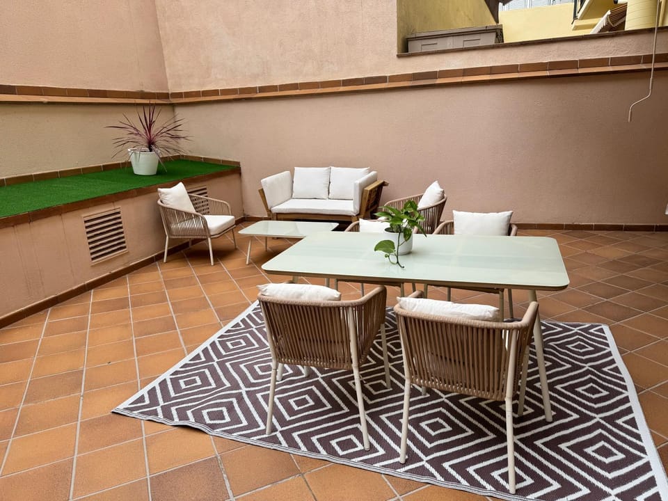 Private terrace 1BR apt - 4min walk to the beach Apartment in Maresme