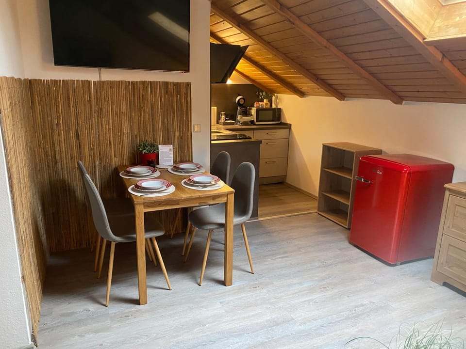 Seating area, Dining area