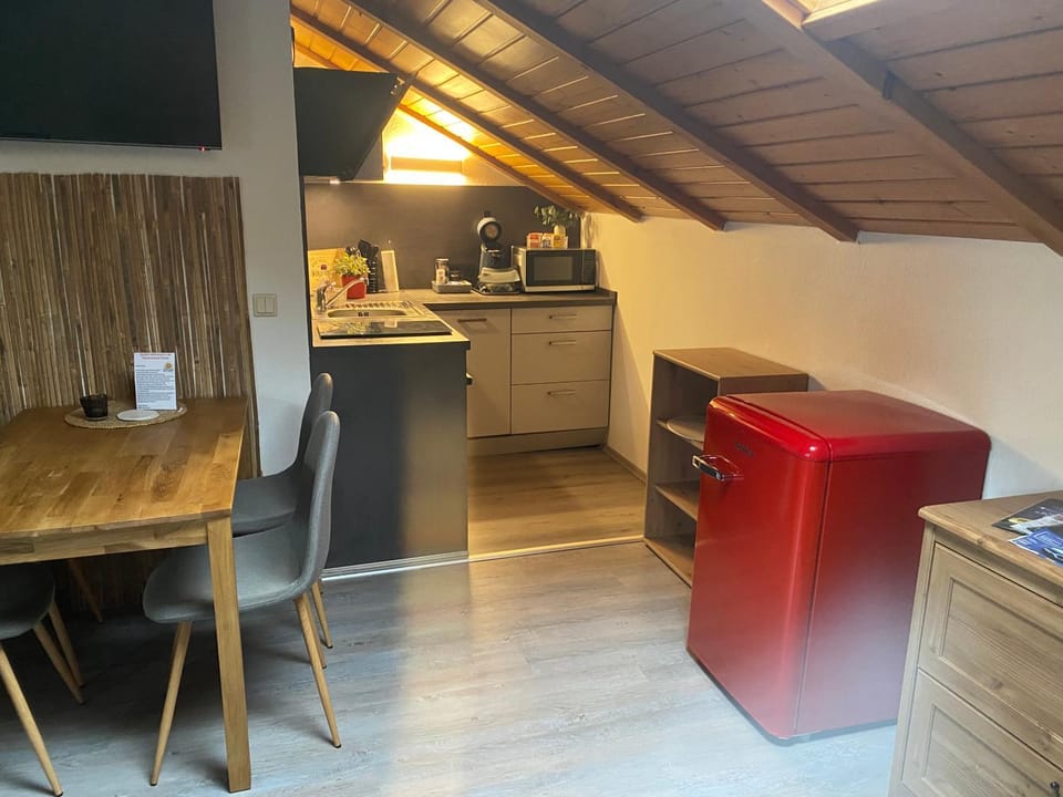 Kitchen or kitchenette, Dining area