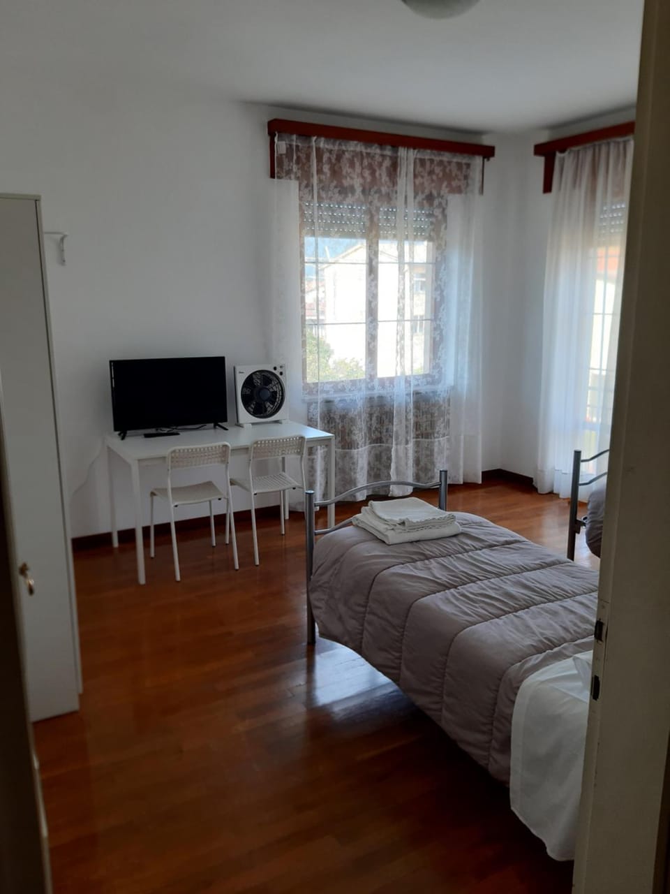 Bed, TV and multimedia, Photo of the whole room, Bedroom