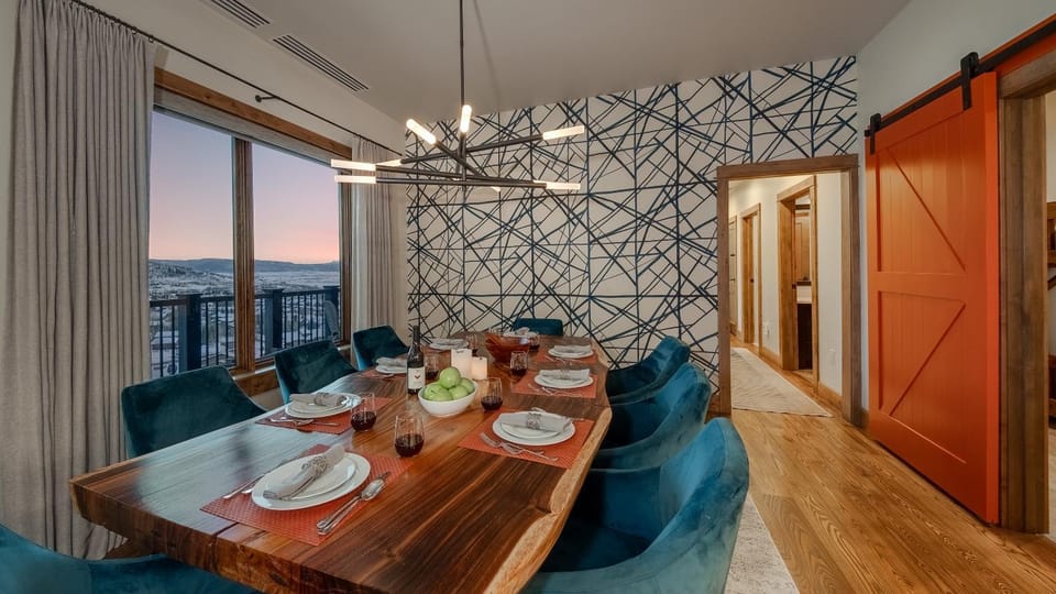 Seating area, Dining area, Mountain view