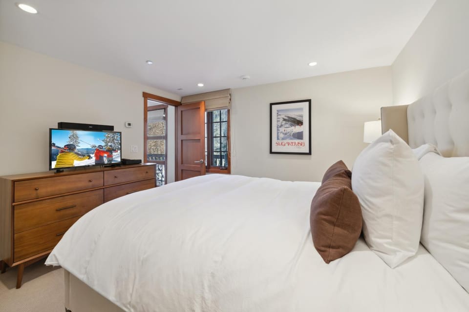Bed, TV and multimedia, Bedroom