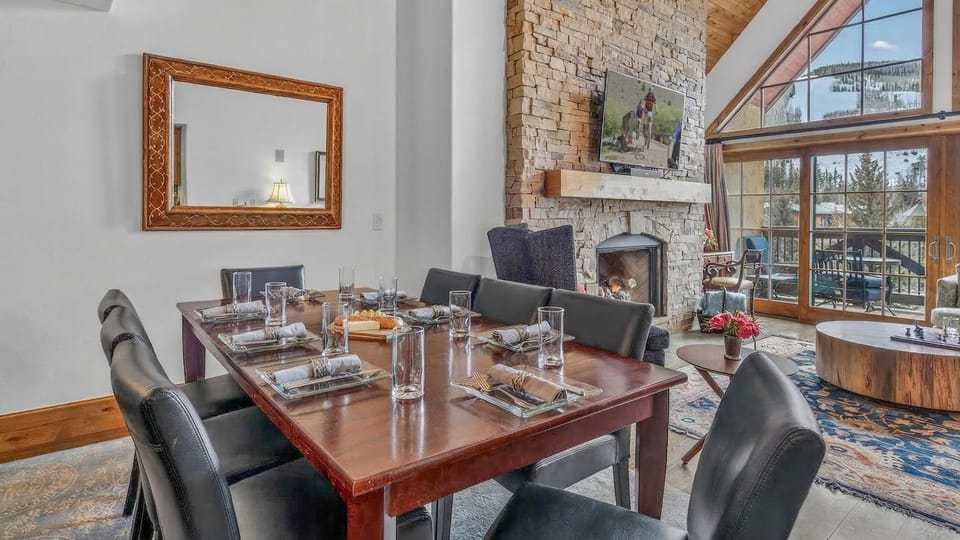 View (from property/room), Dining area, Mountain view, fireplace, furniture