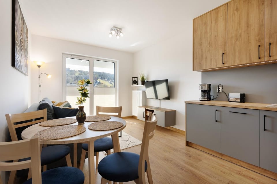 Coffee/tea facilities, Kitchen or kitchenette, Living room, Seating area, Dining area