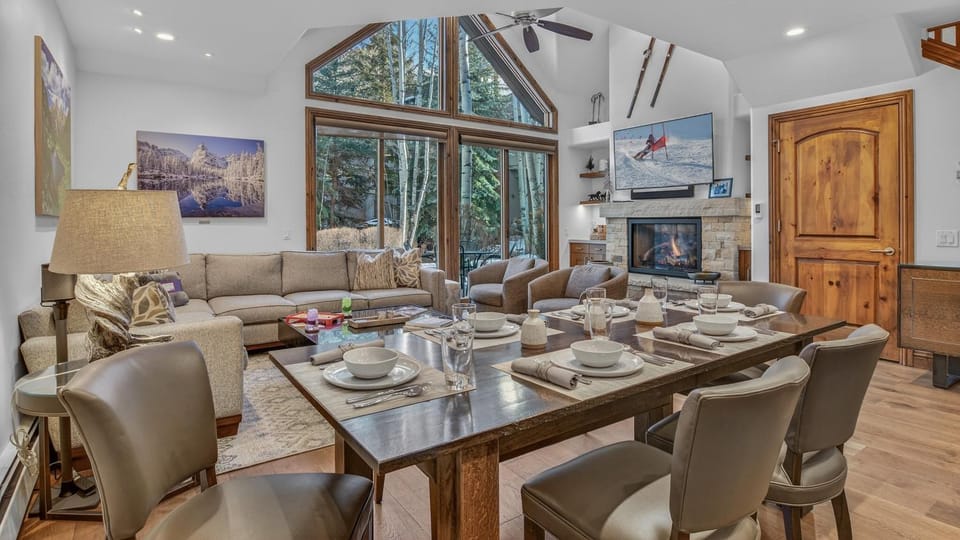 TV and multimedia, Seating area, Dining area, fireplace, furniture