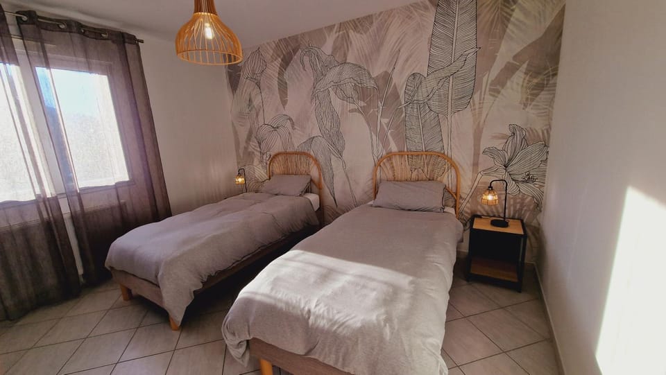 Bed, Photo of the whole room, Bedroom