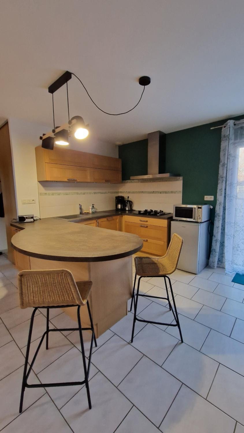 Kitchen or kitchenette, Dining area, minibar, stove