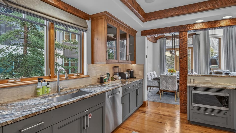 Coffee/tea facilities, microwave, oven, toaster, kitchen