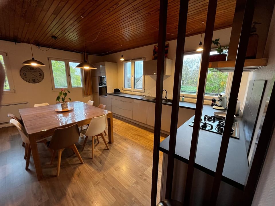 Kitchen or kitchenette, Dining area