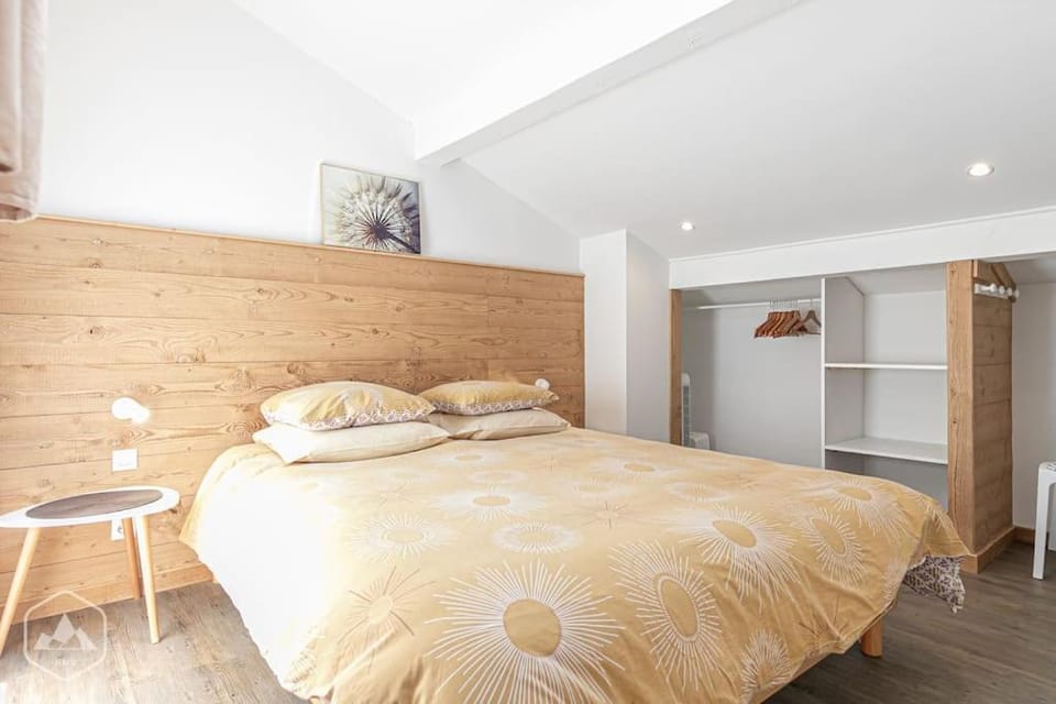 Bed, Photo of the whole room, Bedroom, wardrobe