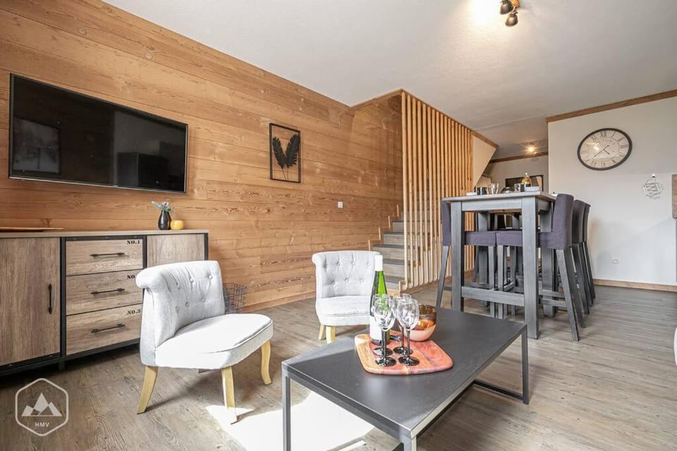 TV and multimedia, Seating area, Dining area