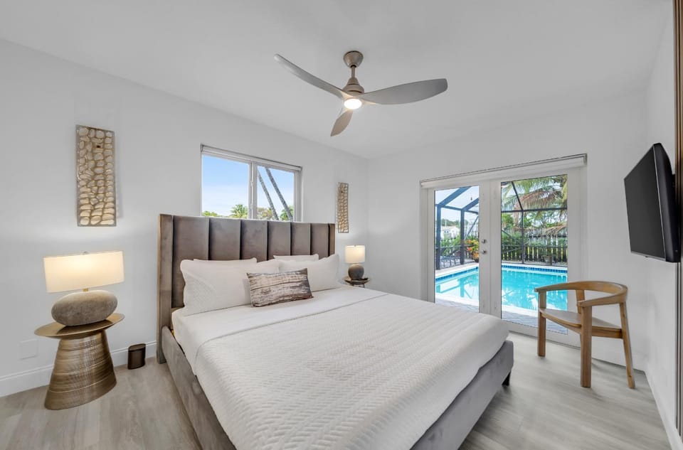 Bed, TV and multimedia, Photo of the whole room, Evening entertainment, Bedroom, Pool view, Swimming pool, fireplace