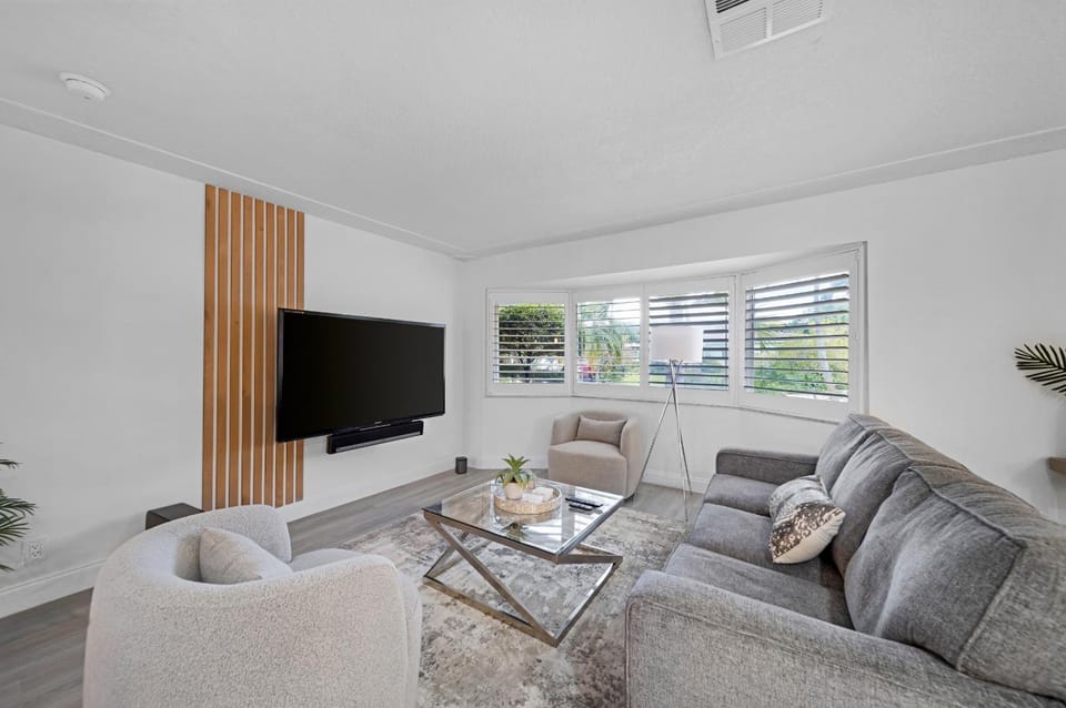 Communal lounge/ TV room, TV and multimedia, Living room, Seating area, Evening entertainment