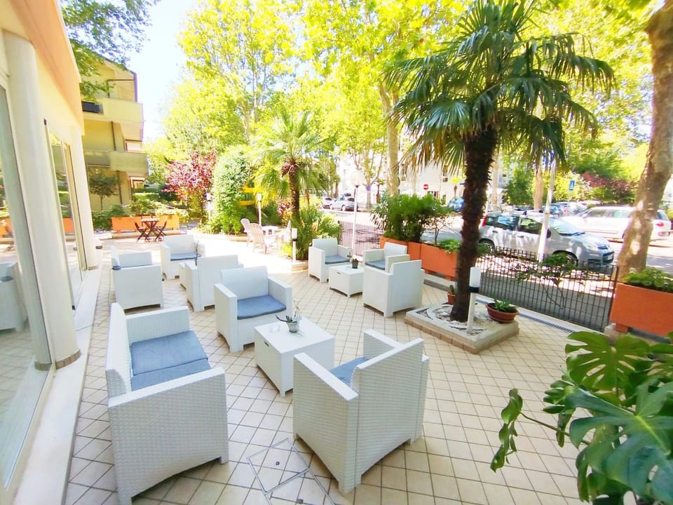 Property building, Patio, Garden, Balcony/Terrace, Garden view, Breakfast