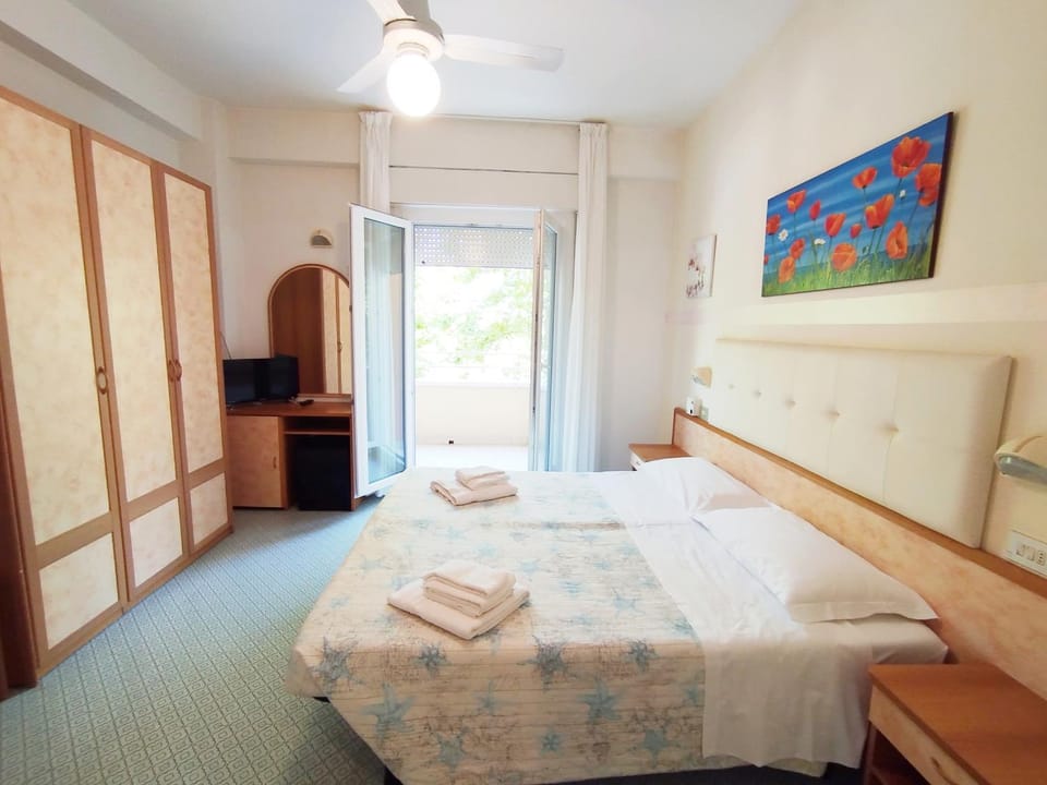 TV and multimedia, Bedroom, hair dryier, minibar, wardrobe