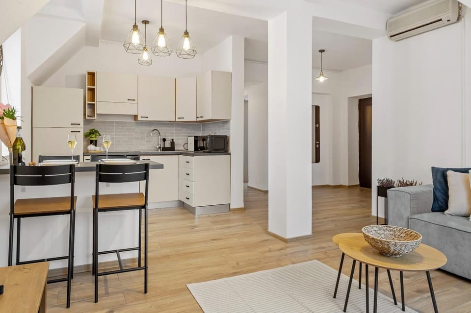 Kitchen or kitchenette, Living room, Seating area, Dining area, minibar, oven, pet friendly, stove, air conditioner