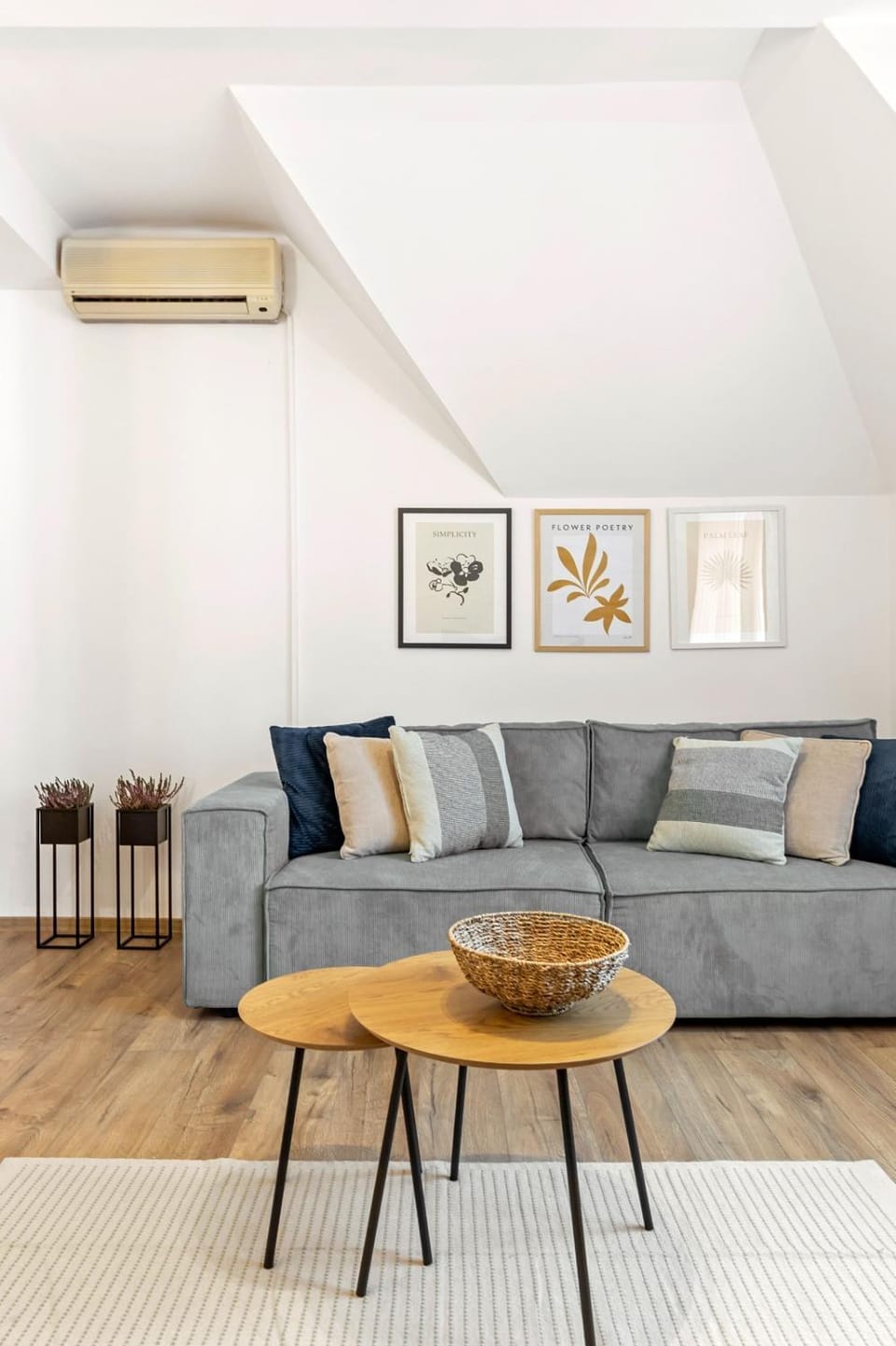 Living room, Seating area, air conditioner